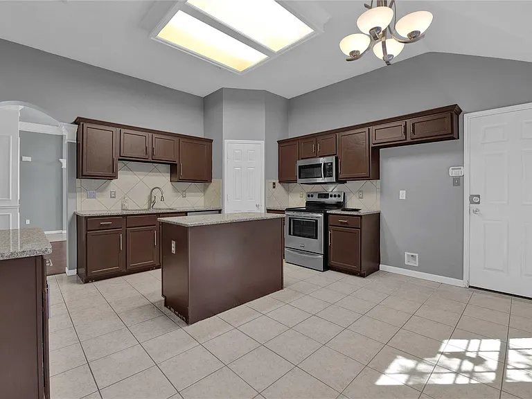 27186 Kings Manor Dr S — Photo 11