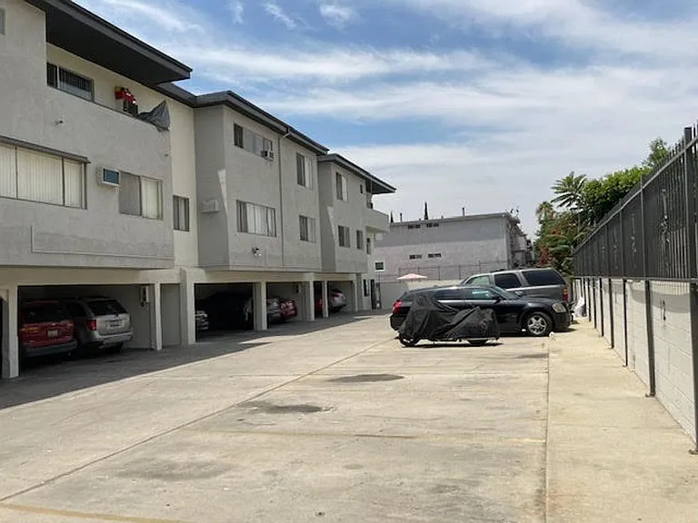 Gilmore Apts.. Beautiful Newly Remodeled Apartments...CALL NOW! — Photo 9