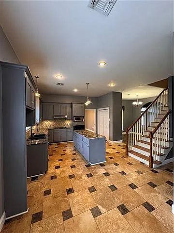 220 Surrey Dr — Photo 4