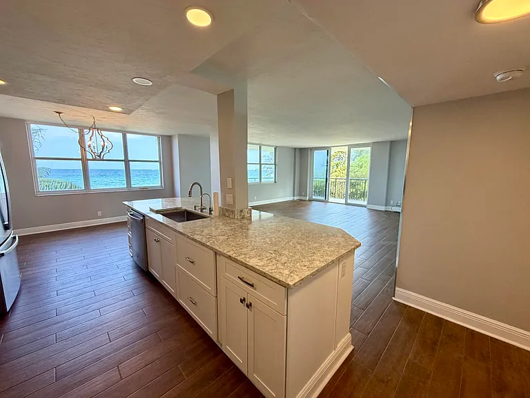 1147 Hillsboro Mile #214 — Photo 12