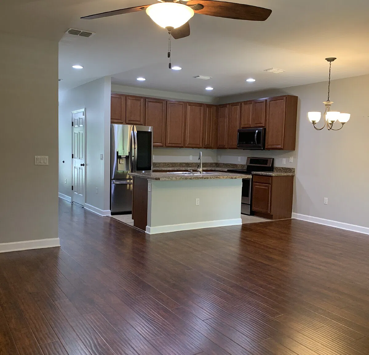 3 bed, 2.5 bath, 1495 sqft, $2,300 — Photo 4