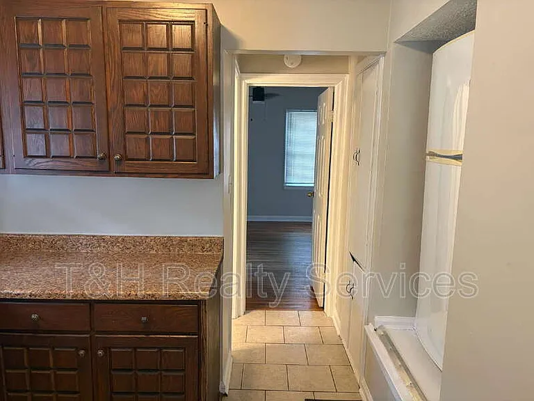 2106 E 46th St — Photo 11