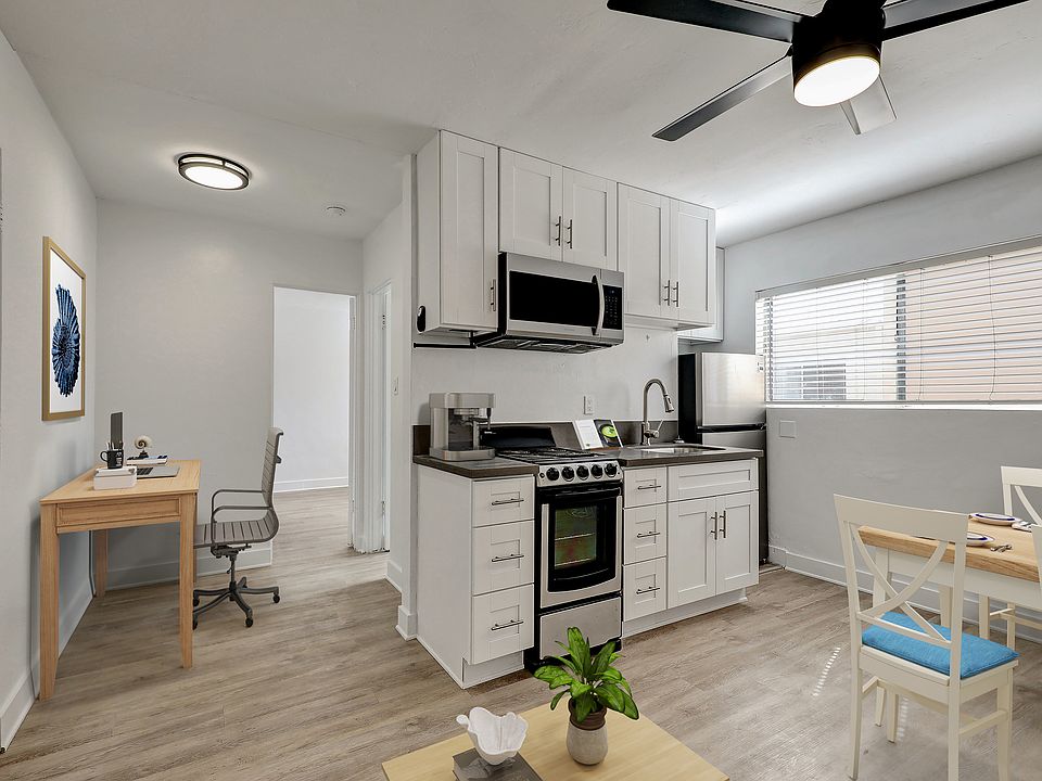 Smartly designed floor plan makes the most of every inch, with a hallway ideal for a desk, console, or extra storage.
(Example of a 2nd & 3rd floor unit)