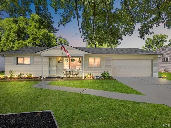 45481 Wakefield St, Shelby Township, MI 48317