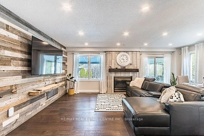 33 Strathroy Cres — Photo 12