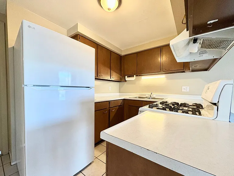 353 S 1100 E — Photo 23