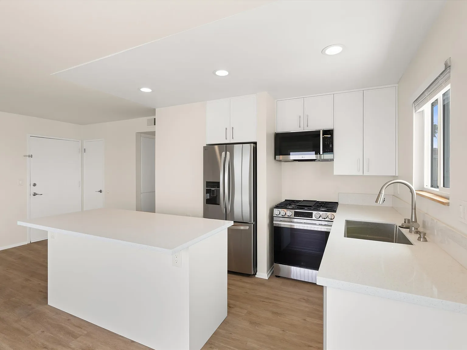 2 bed, 790 sqft, $5,700 — Photo 4