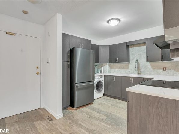 126 Bell Farm Rd #312, Barrie, ON L4M 6J3