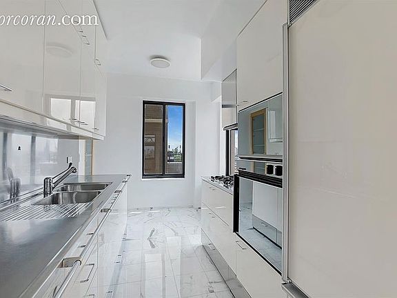 5th image of 400 E 70th St Unit Penthouse 3901