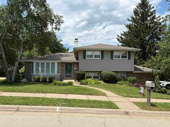2355 Clarke Crest Dr, Dubuque, IA 52001
