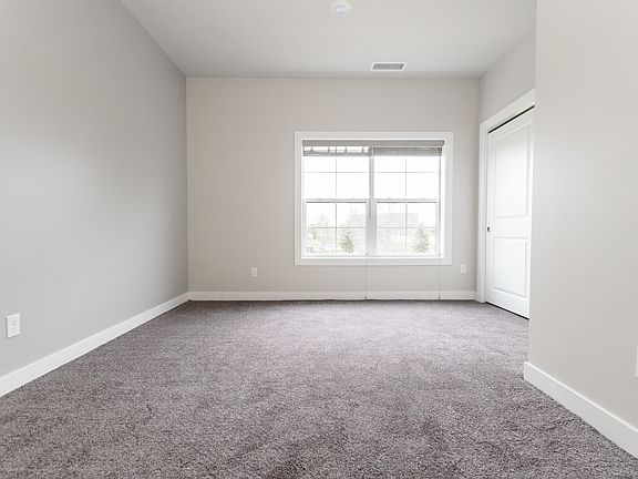 5th image of 667 Hastings Ave #201