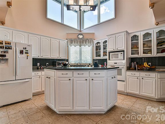 3rd image of 518 Forest Ridge Dr