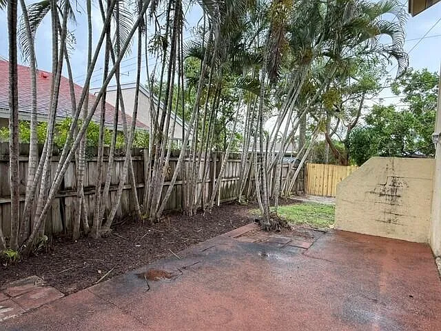 103 NE 28th St — Photo 42