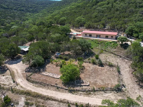 977 Camino Primero, Leakey, TX 78873