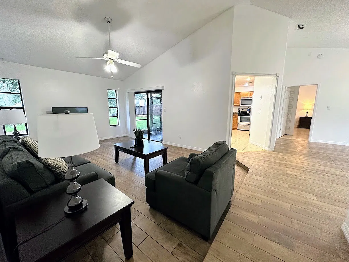 3 bed, 1571 sqft, $2,395 — Photo 2