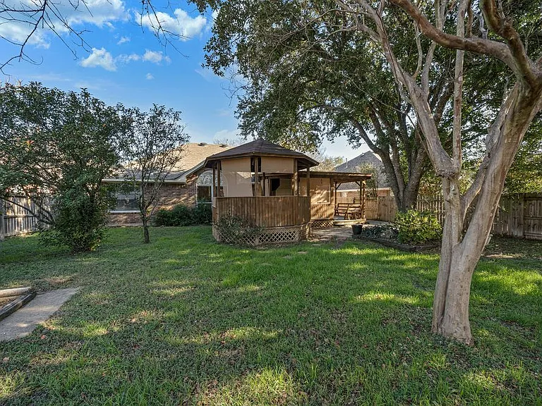 8218 Parkland Hills Dr — Photo 35