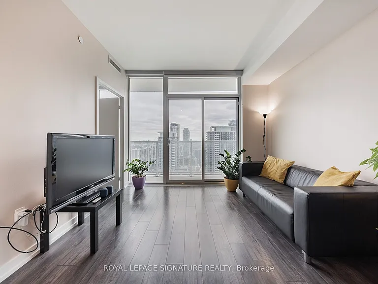 33 Helendale Ave #2105 — Photo 3