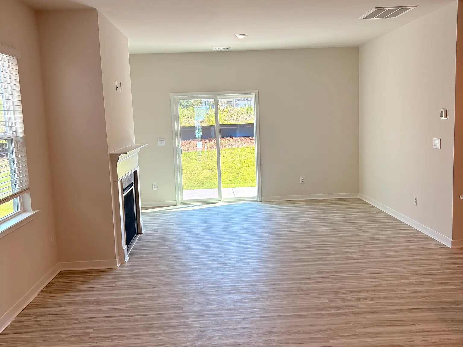 5 bed, 3.5 bath, 2368 sqft, $2,690 — Photo 1
