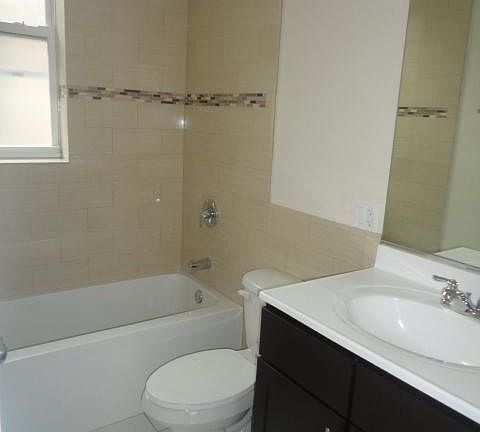 3rd image of 851 W Cornelia Ave APT 3N