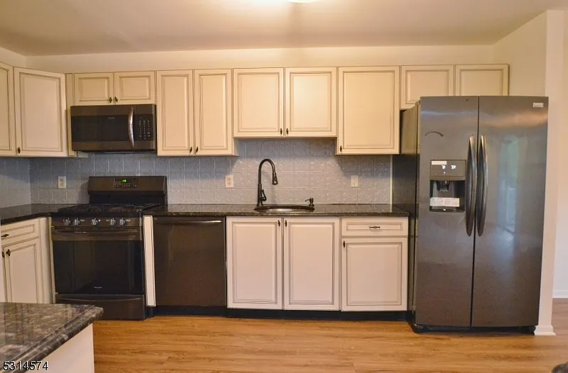 3 bed, 2.5 bath, $3,600 — Photo 3