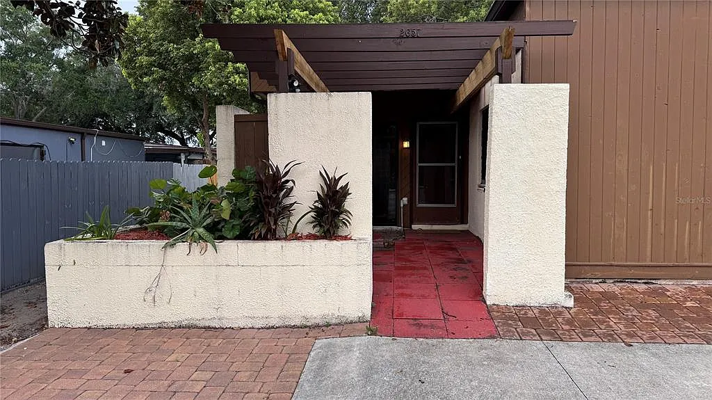 3 bed, 2.0 bath, 1467 sqft, $2,100 — Photo 2