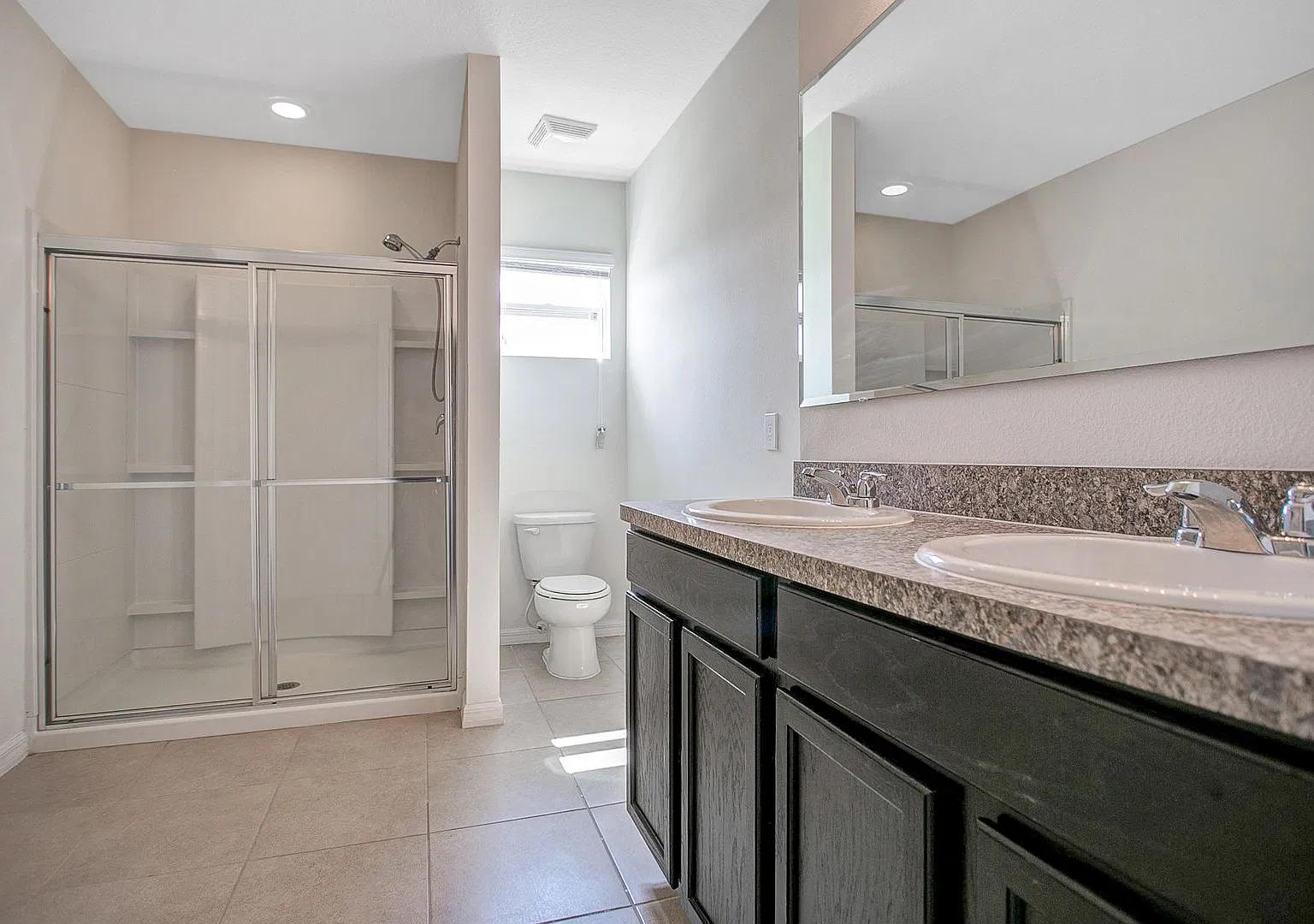 Discount Offer! Spacious 3-Bdrm Townhome With 2-Car Garage In Gated Community — Photo 1