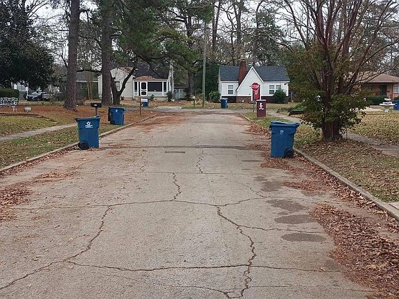 4th image of 220 Pinewood Ave