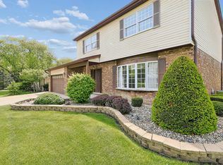 909 W Surrey Rd, Addison, IL 60101