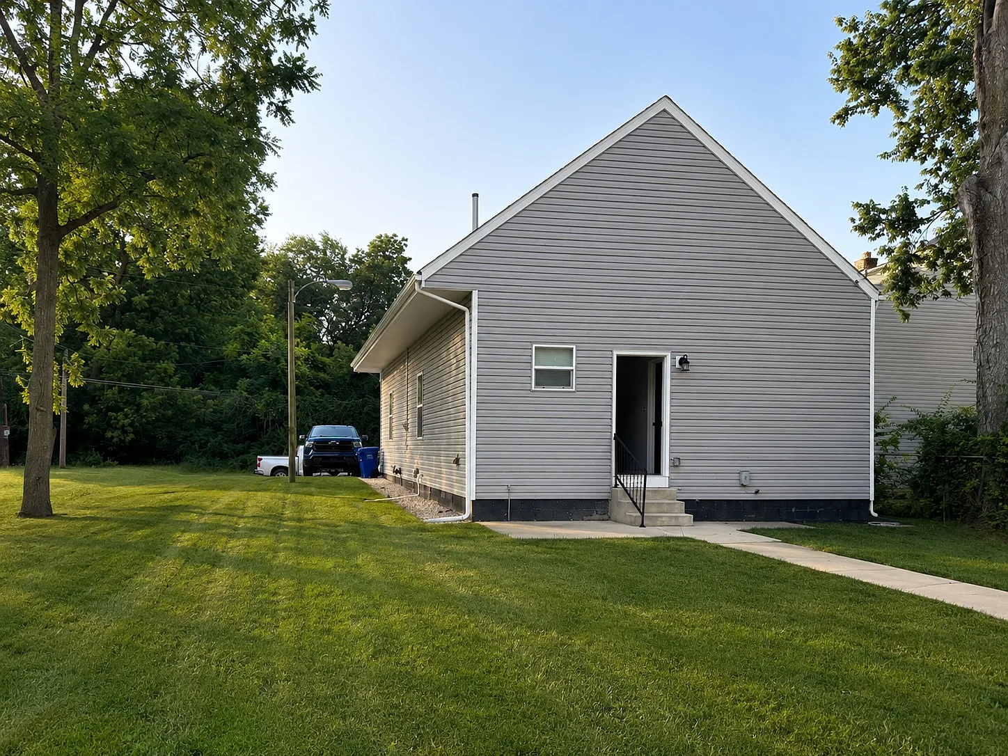 3 bed, 1200 sqft, $2,000 — Photo 2