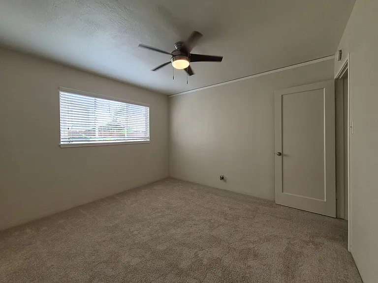 Fort Sutter Manor, Classic Midtown Living! — Photo 34