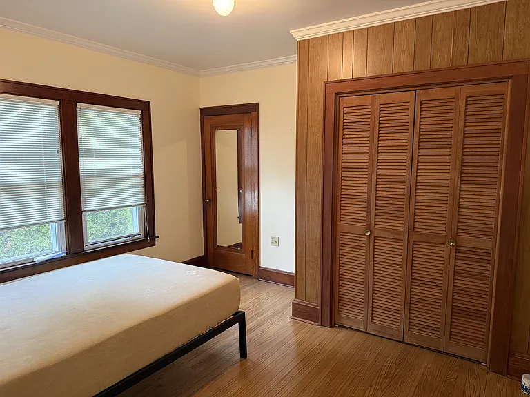 517 E Linn St — Photo 27