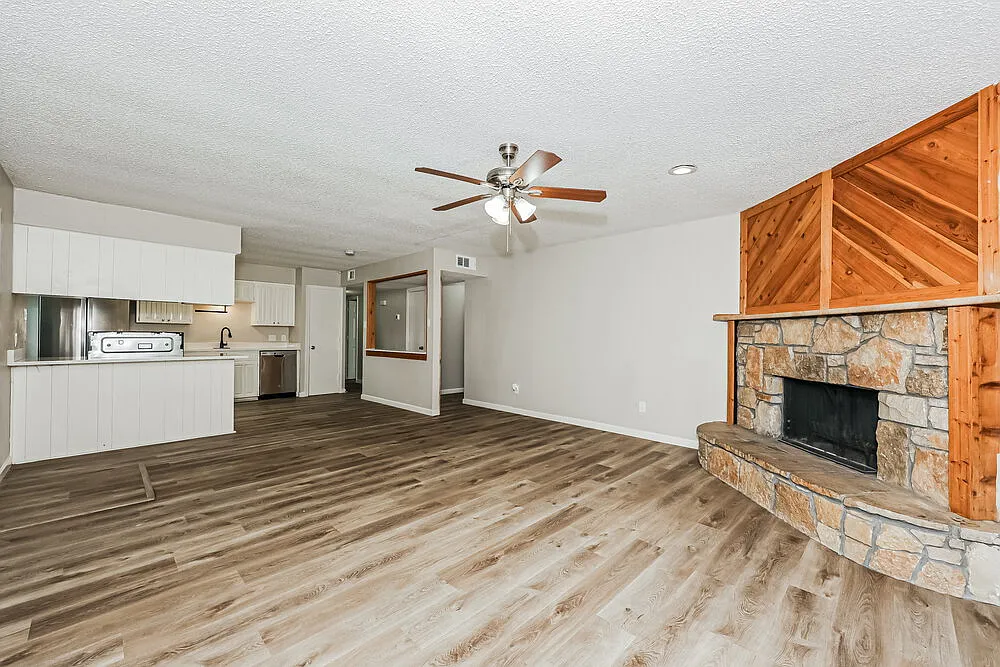 3 bed, 2.0 bath, 1228 sqft, $2,970 — Photo 4