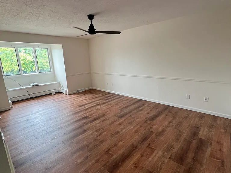Large upstairs bedrooth with en suite.