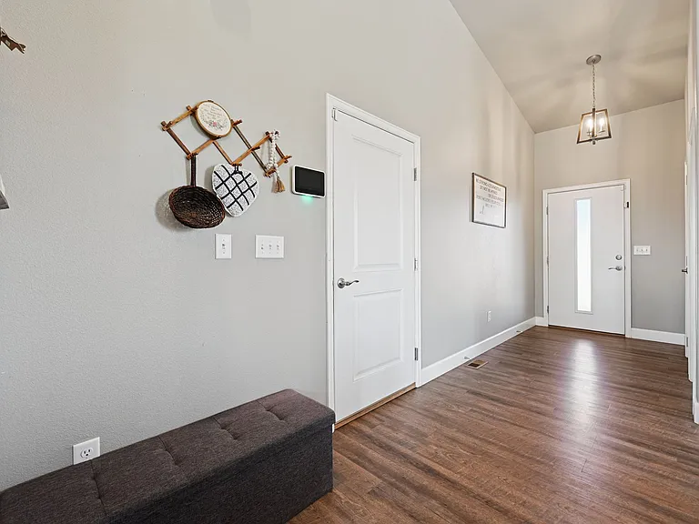 1140 E Dove Creek Dr — Photo 3