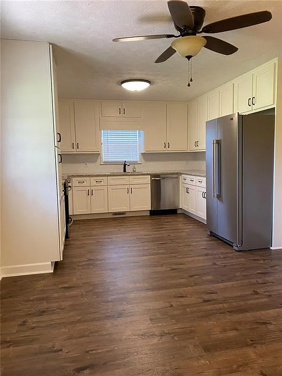 4 bed, 3.0 bath, $2,400 — Photo 2