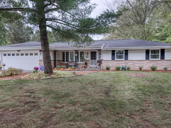 W294N6897 Lynwood Dr, Hartland, WI 53029