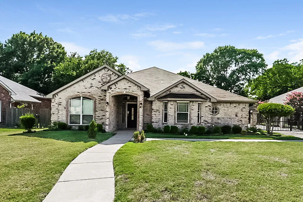 3 bed, 2.0 bath, 2408 sqft, $2,515 — Photo 1