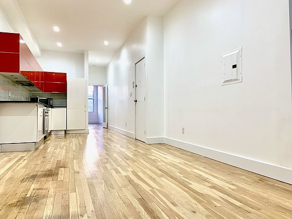4th image of 545 Graham Ave APT 1R