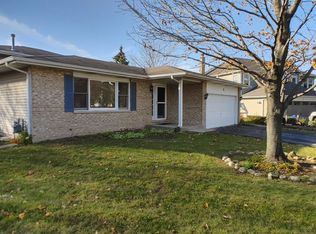 6 Hidden Valley Ct, Bolingbrook, IL 60490