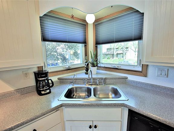 5th image of 2752 Woodstock Ct