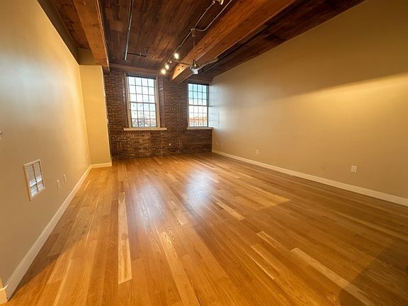4th image of 130 John St Unit 142