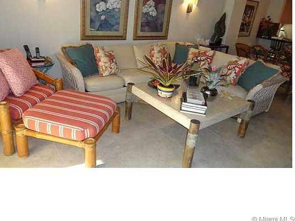 5th image of 2625 Collins Ave APT 304