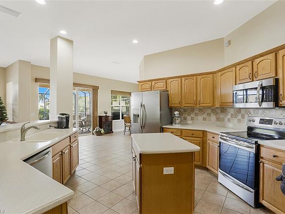 3rd image of 5802 Harbour Cir