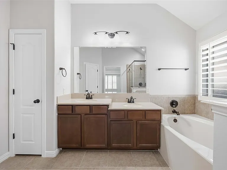 601 Dunlavy Ln — Photo 4