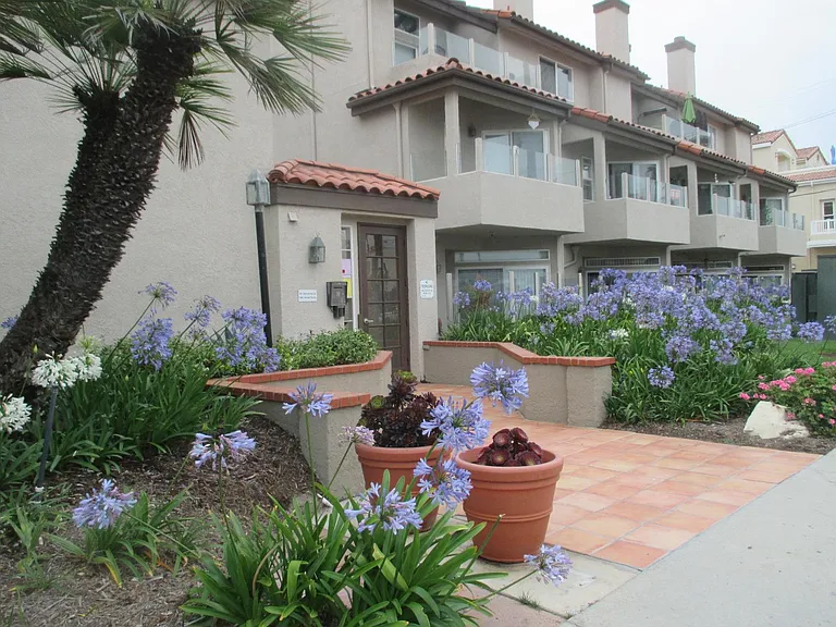 The Main entrance (of 4 entrances) with FREE Easy Street parking next to the sidewalk. :) :)