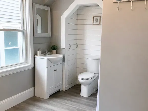802 Nantasket Ave APT 4, Hull, MA 02045
