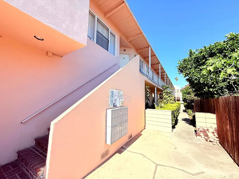 1376 N. Serrano Avenue — Photo 20