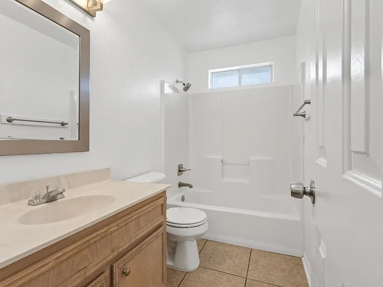 2410 Royal Crest Cir — Photo 15