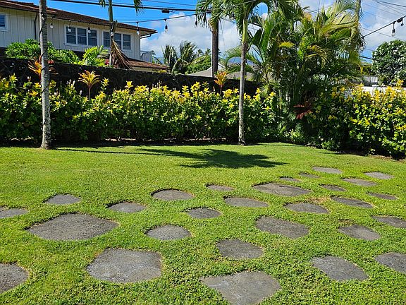 Front Yard looking Mauka