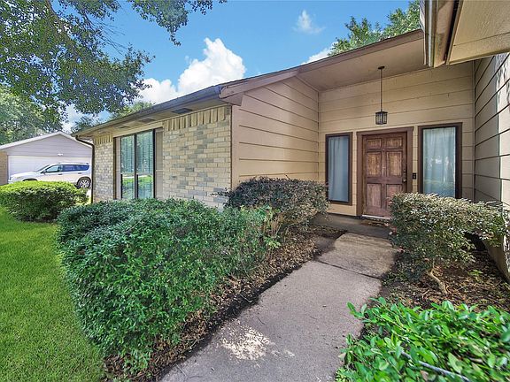 2nd image of 2820 Sugar Wood Dr